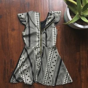 Boohoo Graphic Geometric Zippered Tunic Top